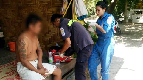 โซเชียลฯ แห่ชื่นชม กู้ภัยภูเก็ต ช่วยลุงพเนจรป่วยอาบน้ำ - ซักผ้าเลอะอุจจาระ