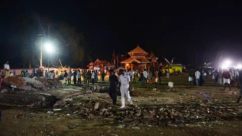 พลุบึม-ตึกถล่มดับ 102 ศพ ฉีกเกลื่อน-เจ็บ 280 สยองวัดในอินเดีย