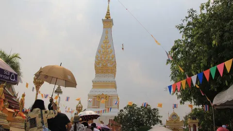 วัดธาตุพนมเจ๋ง! ทำรอกสรงน้ำยอดพระธาตุ หนึ่งปีมีครั้งเดียว