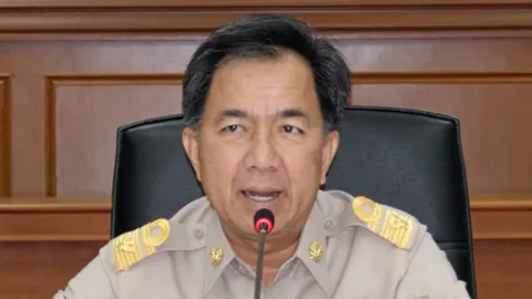 ปลัด มท. นำข้าราชการคลองหลอดรดน้ำขอพร 'มท.1-มท.2'