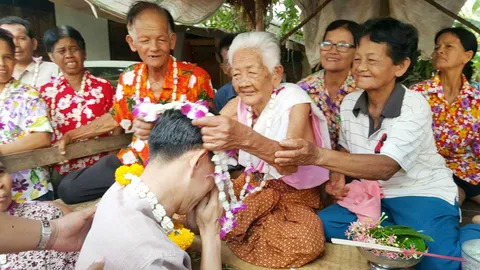 ย่าทวดอุตรดิตถ์ 108 ปี สุดปลื้มลูก-หลานนับร้อย กลับบ้านรดน้ำดำหัว