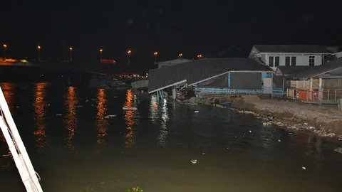 เขื่อนคอนกรีต ใกล้ท่าน้ำปากเกร็ด พังครืน! บ้านทรุดเสียหาย 4 หลัง