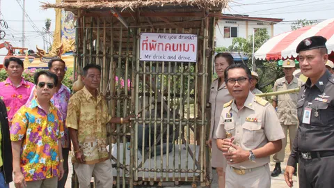 นายอำเภอโชว์เก๋ สร้างกรงขังไม้ไผ่ เตือนสติคนเมาช่วงสงกรานต์