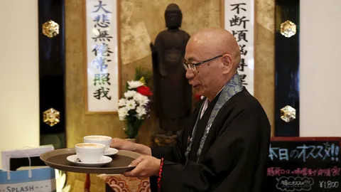 พระญี่ปุ่นต้ังคาเฟ่ พบปะฆราวาส (ชมคลิป)