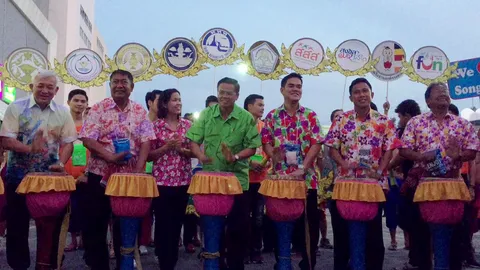 พ่อเมืองสงขลา ตีกลองยาวปล่อยขบวนแห่ หาดใหญ่มิดไนท์สงกรานต์