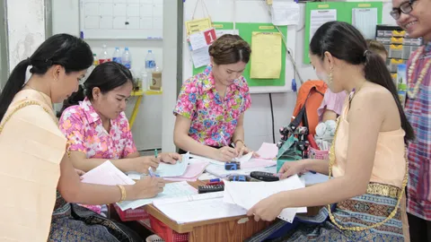 แพทย์-พยาบาลมหาสารคาม แต่งชุดไทย บริการผู้ป่วยช่วงสงกรานต์