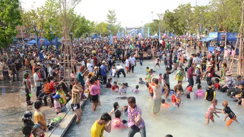 โคราช เนรมิตสระน้ำพ่นละออง เล่นสงกรานต์สุดคึกคัก กลางเมือง 