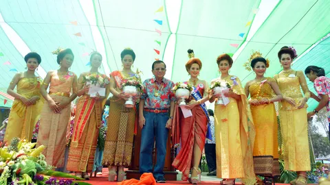 'เสนาะ' ร่วมสงกรานต์ วัฒนานคร