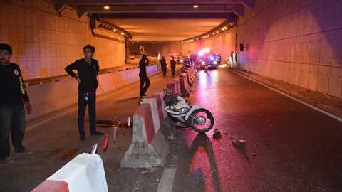 หนุ่มควบ จยย. ชนผนังอุโมงค์ลอดห้าแยกปากเกร็ดดับ