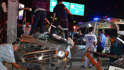 สาวทอมควบกระบะ เสียหลักพุ่งชนเสาไฟ ดับคาซากรถ