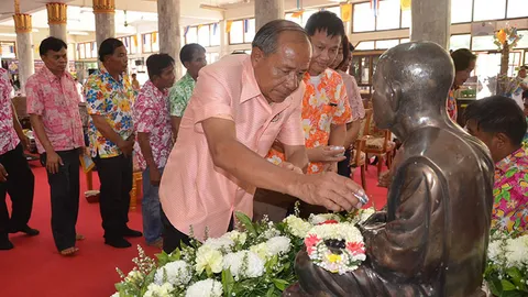 สาธุชนนับพัน ร่วมสรงน้ำรูปหล่อ 'หลวงพ่อคูณ' แน่นวัดบ้านไร่