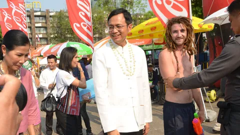 ไม่ดราม่า! เสนอเชียงใหม่ ทำป้ายบอกฝรั่งห้ามถอดเสื้อเล่นน้ำสงกรานต์ 