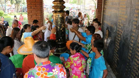 ชาวกำแพงเพชรแห่ 'สรงน้ำส้มป่อย' หลักเมือง ส่งท้ายเทศกาลสงกรานต์