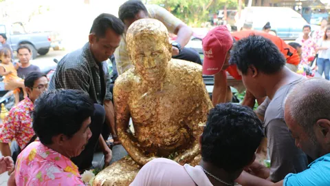 ปชช.ร่วมสรงน้ำขบวนแห่ 'หลวงพ่อดิ่ง-หลวงพ่อน้อย' สงกรานต์บางปะกง