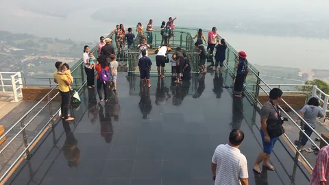 ปชช. แห่เที่ยว 'สกายวอล์ควัดผาตากเสื้อ-เล่นน้ำหาดทรายทอง' คึกคัก!