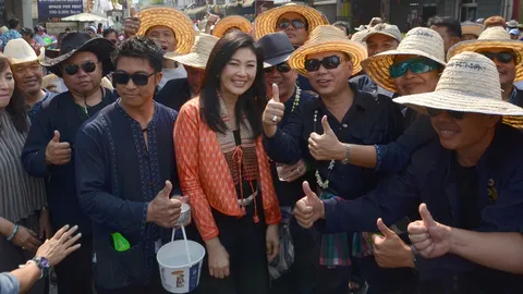 ขบวนดำหัว ผวจ.เชียงใหม่ เป๋เสียรูป แตกแถวแห่ขอเซลฟี่-กรี๊ด 'ยิ่งลักษณ์'