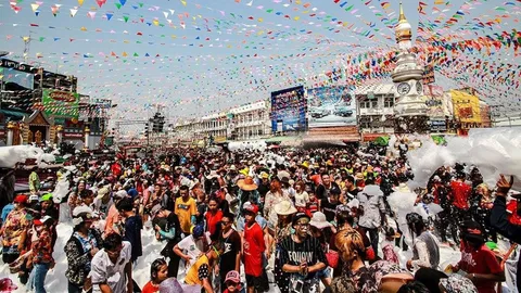 วันสุดท้าย 'สงกรานต์เสื้อลายดอกสุโขทัย' คนเที่ยวแน่นสี่แยกหอนาฬิกา