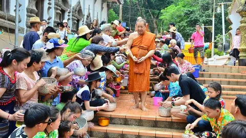 ชาวเชียงแสน แห่ทำบุญ แน่นวัด 'วันพญาวัน' ปีใหม่เมืองล้านนา