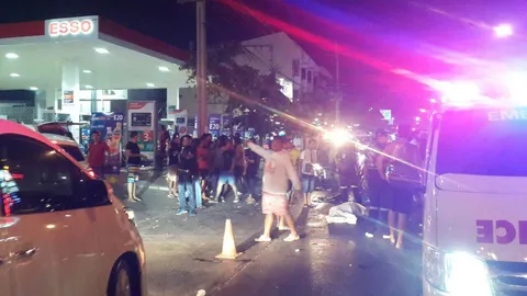 โจ๋ถอดเสื้อ ซิ่งจยย. เสยข้างรถป่อเต็กตึ๊ง ดับคาซอยลาดพร้าว-วังหิน