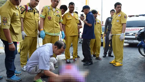 สาวใหญ่เมืองชล ขี่ จยย.เสียหลักเฉี่ยวเก๋ง รถล้มกลางถนน ดับสลด