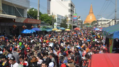 ประชาชนนับหมื่นแห่เล่นน้ำส่งท้ายสงกรานต์'นครปฐม'สุดคึกคัก!