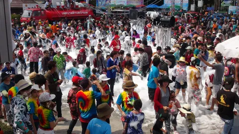 ระยองก็ไม่เบา เปิดถนน 'ข้าวคลุกกะปิ' ฉลองวันไหลสงกรานต์ชุมชนบ้านเพ