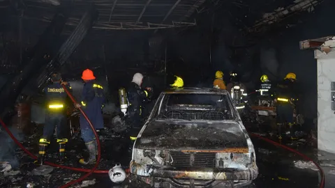 เพื่อนโทรตามไฟไหม้บ้านย่านรามอินทรา สาวใหญ่ทรุดวอดหมด รถอีก 2 คัน 