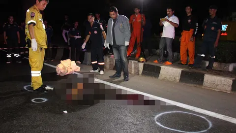 ด.ต.ขี่ จยย.ชนขอบสะพานยูเทิร์นดับ ร่างร่วงกระแทกพื้น ถ.กาญจนาภิเษก 