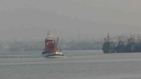 หมอกลงจัดทะเลสงขลา เตือนเรือประมง-พาณิชย์ ระวัง หวั่นชนกัน