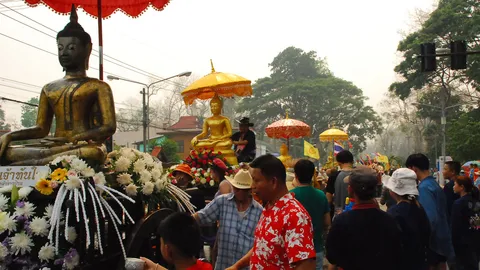 ชาวลาวแห่ข้ามโขงเที่ยว 'สงกรานต์เชียงแสน' คึกคัก ตม.เข้มยาเสพติด