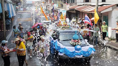 คนแน่น! วันไหลสัตหีบ แห่พระพุทธสิหิงค์รอบเมือง ปชช.ร่วมสรงน้ำ