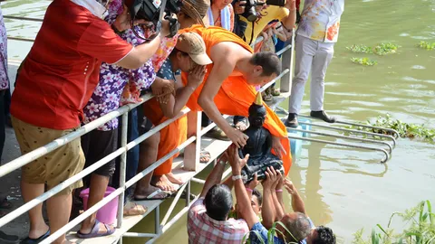 อุ้มหลวงพ่อดำ วัดหลวงพ่อสีชมพู สรงน้ำท่าจีน เชื่อทำให้ไม่แล้ง