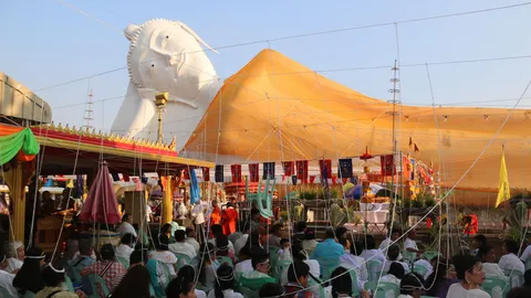 สาธุชนแห่ร่วมงานวันเกิด 'สมเด็จโต' 228 ปี แน่นวัดสะตือ รถหนึบ 5 โล