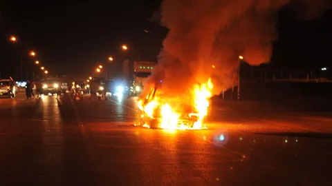 นศ.หนุ่มขับเก๋ง ไฟลุกพรึบ หนีรอดหวุดหวิด กลางสี่แยกเมืองหนองคาย