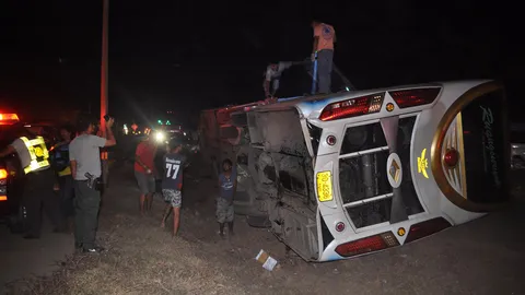 รถทัวร์ยะลา เข้ากทม. ตกร่องถนนก่อนถึงรพ.ละแม คนขับสาหัส เจ็บ 37 