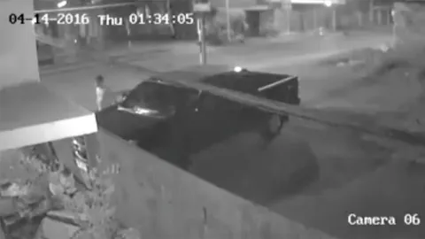 เจอตัวแล้ว! หนุ่มขับกระบะสีดำชนกำแพงร้านพัง ยินดีรับผิดชอบ