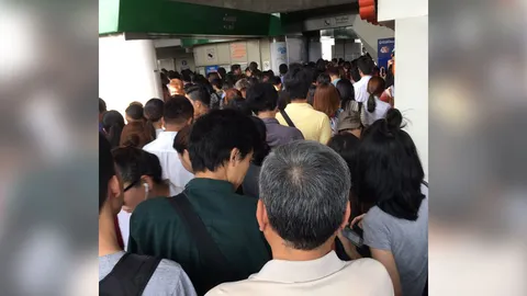 BTS สายสุขุมวิท วิ่งปกติแล้ว หลังระบบเดินรถขัดข้อง ทำคนตกค้างอื้อ