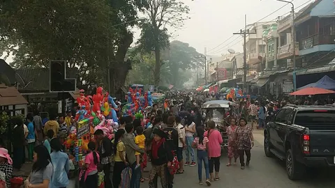 เชียงแสนคึกคัก! ชาวเผ่าสองฝั่งโขงนัดรวมญาติ งานมหาสงกรานต์