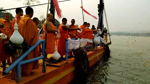 'ชาวเชียงของ' ร่วมพิธีสมโภชแม่น้ำโขง ปัดเป่าสิ่งไม่ดีพ้นแม่น้ำ