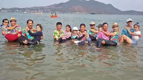 สนุกสนานชุ่มฉ่ำ ‘อุ้มสาวลงน้ำ’ สงกรานต์ชาวเกาะ หนึ่งเดียวที่สีชัง