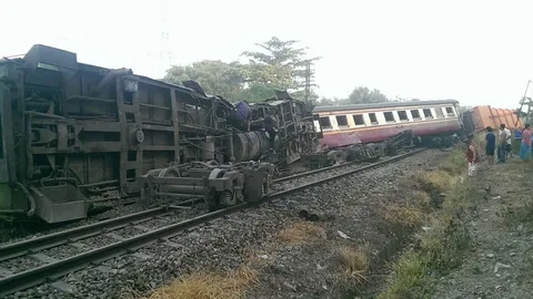 ชนสนั่น!รถขยะปะทะรถไฟตกราง 4 ตู้ ที่สุราษฎร์ฯ ดับ 1 เจ็บ 7 