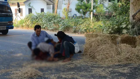 หวิดสลด! หนุ่มใหญ่กระแทกสะพานอ่างทอง ตกรถบรรทุกฟาง สาหัส