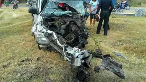 อีกขบวน! ม้าเหล็กสายโคราช-อุบลฯ ชนกระบะขนไก่สด รถพังยับ-คนขับสาหัส