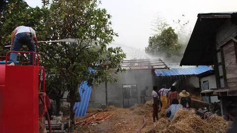 เคราะห์ซ้ำ! พายุพัดหลังคาบ้านกำลังซ่อม สะเก็ดไฟกระเด็นไหม้วอดโรงเก็บฟาง 