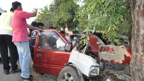 กระบะเสยชนต้นไม้ริมถนนเลียบคลอง10 สยอง! หัวขาดกระเด็น ดับ 3 เจ็บ 1 