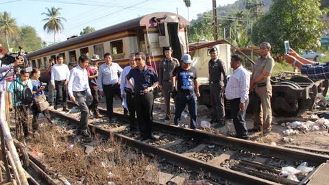 ร.ฟ.ท. คาดเสียหายไม่ต่ำกว่า 20 ล้าน เหตุรถขยะฝ่าด่านกั้นชนรถไฟตกราง