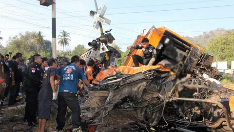 รถขยะซิ่งฝ่าไม้กั้น ชนรถไฟดับ1เจ็บ8