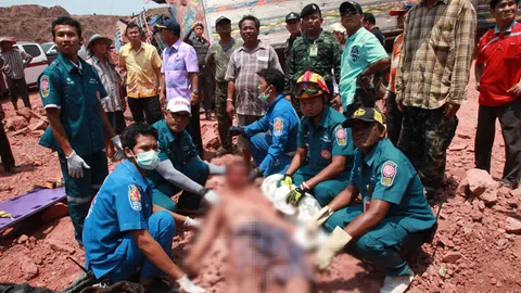 สลด! บ่อดินลูกรังที่ราชบุรี ถล่มทับแบ็กโฮ ฝังคนงาน ตายทั้งเป็น