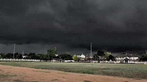 เช็กก่อนแชร์! ภาพเมฆดำมืดที่สกลฯ ไม่ได้รุนแรงขนาดนั้น