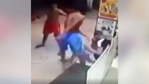 ฉาวอีก แก๊งโจ๋พัทยา รุมเตะฝรั่งนั่งหน้าโลตัสฯ เขาตาโล(ชมคลิป)